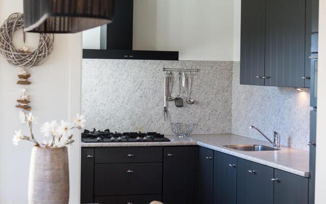 Thatched Holiday Home With two Bathrooms Near the Sea