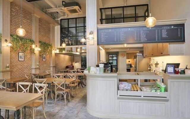 Mali at Wongsawang Boutique Hotel