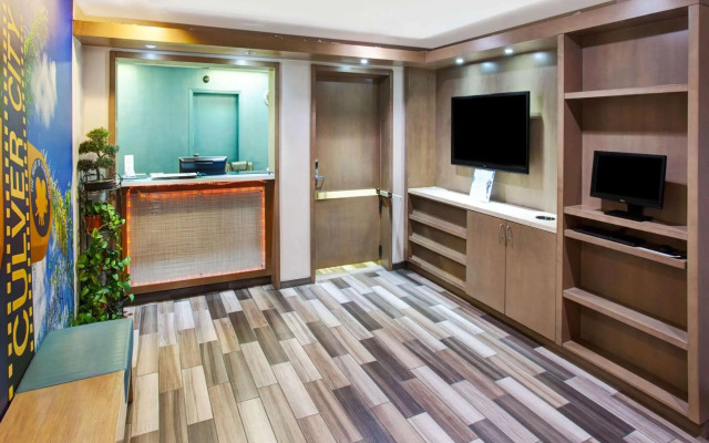 Travelodge by Wyndham Culver City