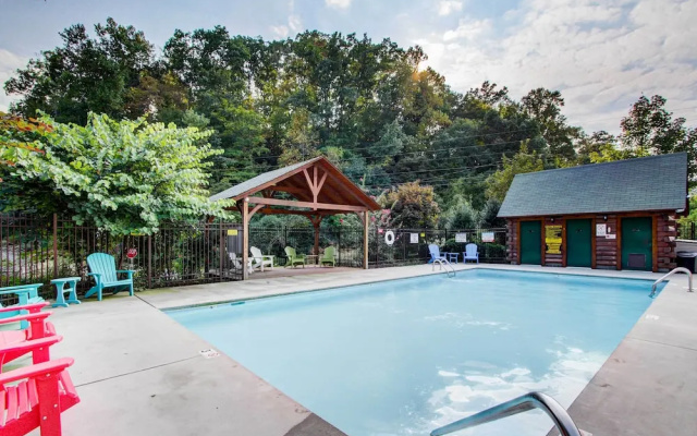 Rustic Sevierville Cabin w/ Covered Porch!