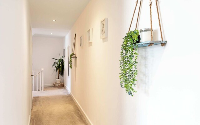 Quiet and Spacious Four Bedroom House