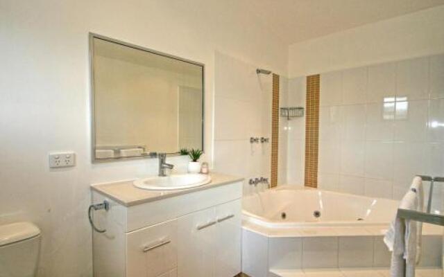 Khione 5/23-25 Kirwan Close