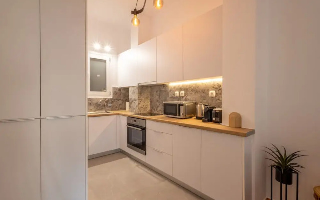 Fresh 2 Bdrm Apt in Koukaki