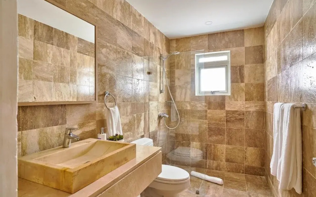 Luxury Beach Condo With Ocean Views Bh-302