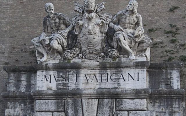 Difronte ai Musei Vaticani