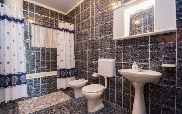 One-bedroom Apartment Near Beach