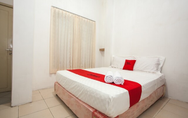 RedDoorz near Taman Bungkul
