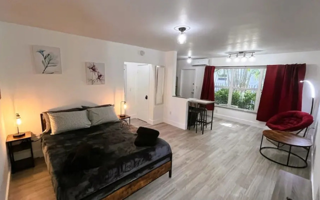 Upper East Side Renovated Studio Free Parking