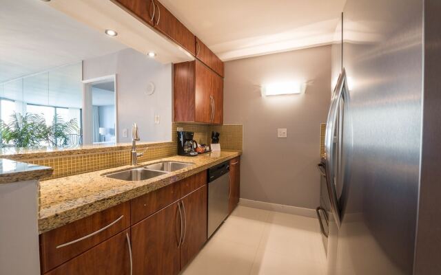 Sea-view Romantic Suite Minutes From the Beach
