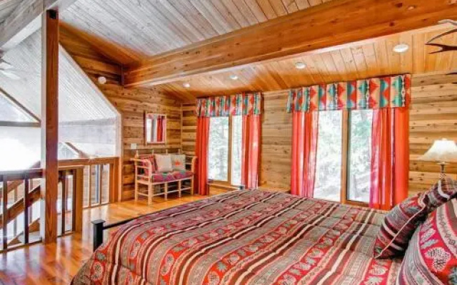 Red Fox Retreat - 2BR/2BA Tri-Level Home