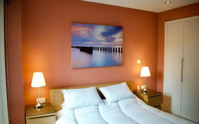 Super Central City Apartment - 1 Bedroom, Sleeps 4