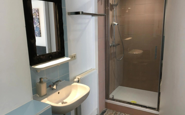 family stay Ostend 300m from beach free public Parking