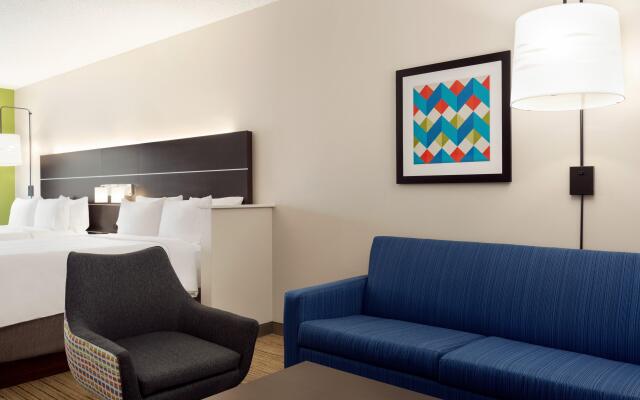 Holiday Inn Express & Suites Shawnee by IHG