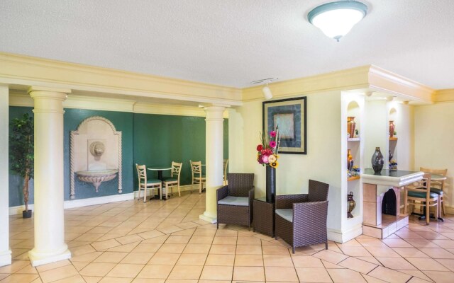 Super 8 by Wyndham Eagle Pass