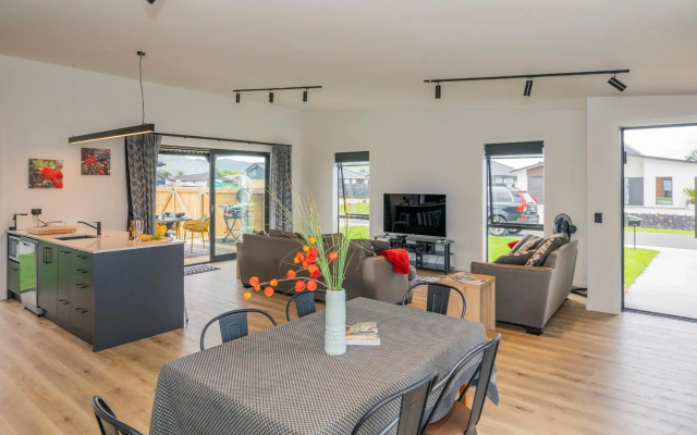Sun and Sea Sanctuary - Whitianga Holiday Home