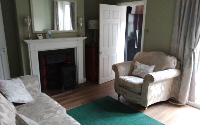 Captivating 2-bed House in Nuneaton