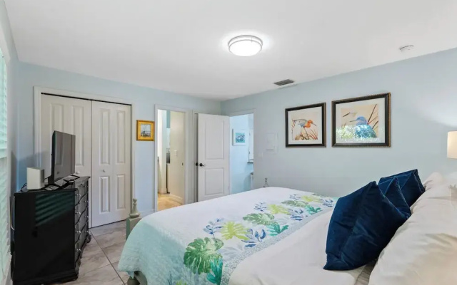 Le Monaco - Romantic 1 BR Condo Steps from 5th Ave S. Chic Coastal Retreat with King Bed and Beach Access. Perfect Location for Couples Near Dining, Shopping, and Naples Beach
