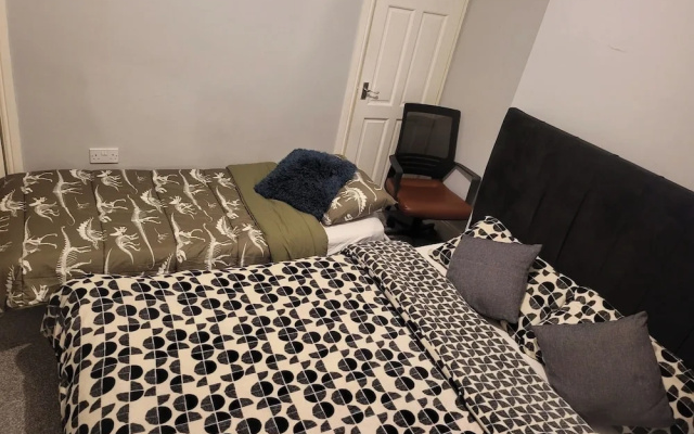 Apartment - Sleeps 5 - Great Location - Parking