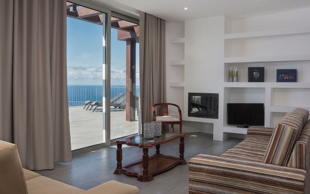 Modern cliff-top villa, panoramic sea-views, A/C, heated pool | Cliffscape