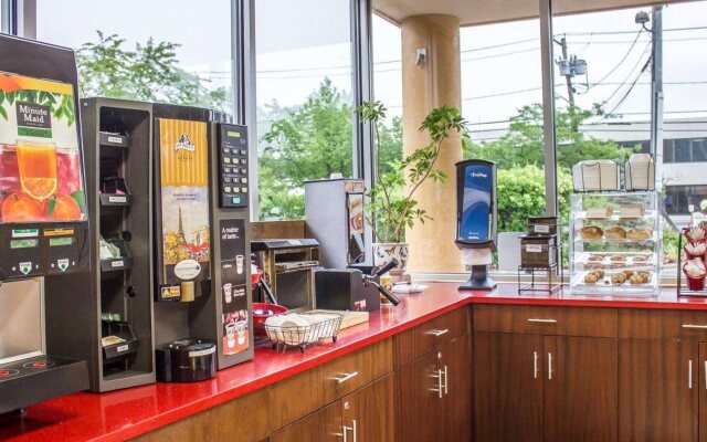 Rodeway Inn Macarthur Airport