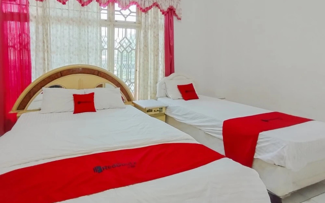 RedDoorz Near Gapura Kota Banjarmasin – Guest Rooms – Banjarmasin