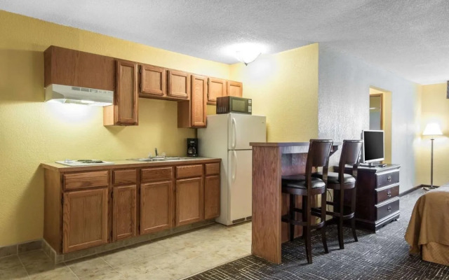 Quality Suites Kansas City International Airport