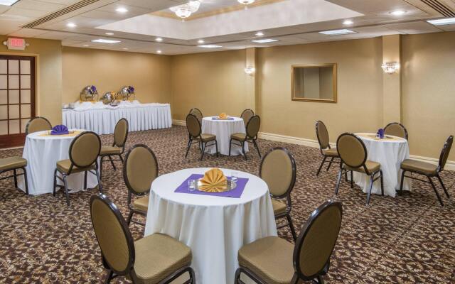 Crowne Plaza Edison by IHG