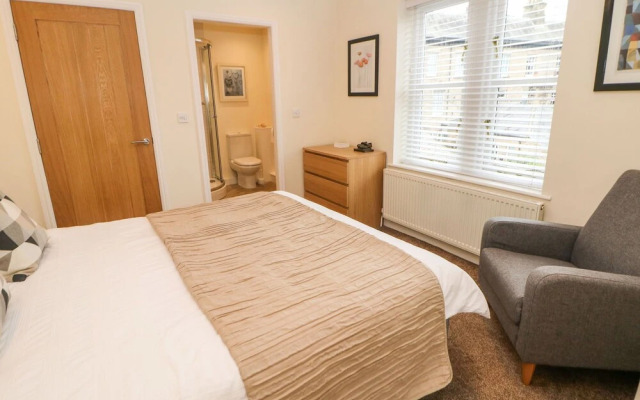 1 Knowleston House