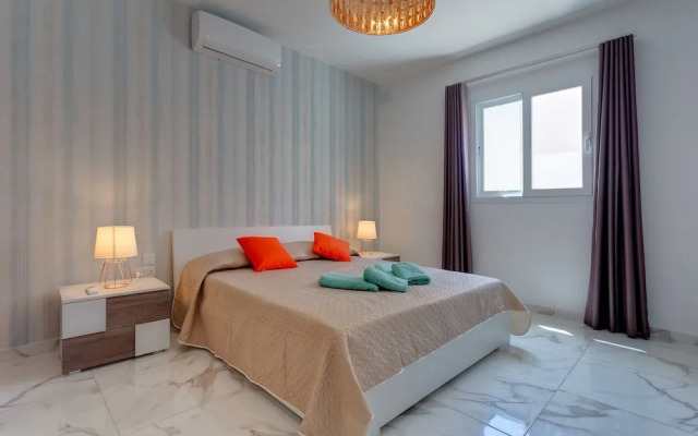 Luxury 2 Bedroom Apartment by the Sea