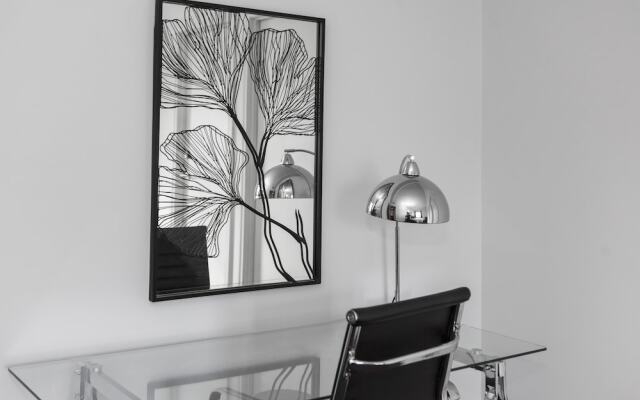 Heart of Theatre District - Pool & Gym