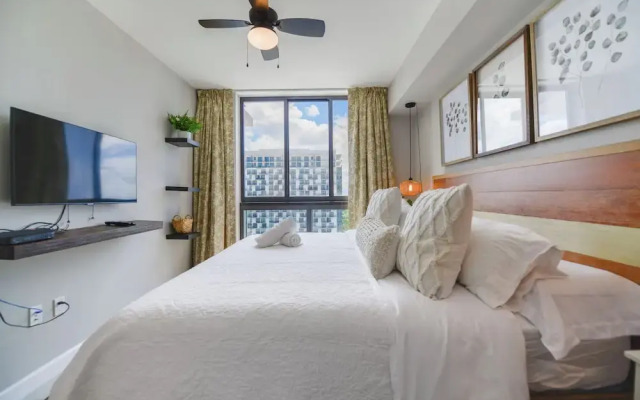 Downtown Doral Condo w-Free Parking