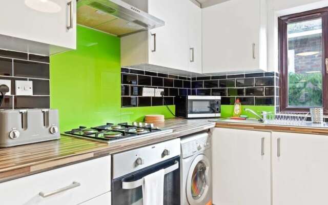 Bright 2 Bedroom House in Kennington