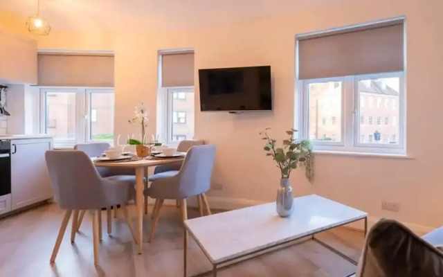 Super Central Apartment Close To River Station