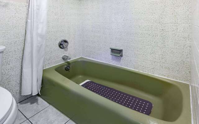 Days Inn & Suites by Wyndham St. Ignace Lakefront