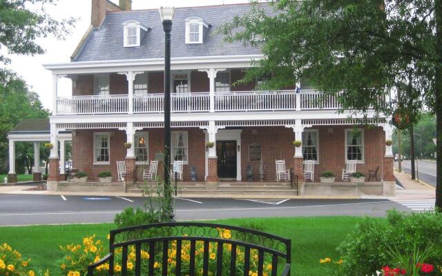 Brick Hotel on the Circle