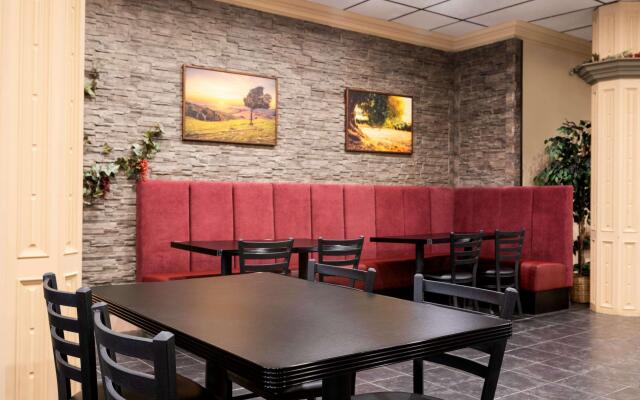 Travelodge By Wyndham Conference Centre & Suites Whitecourt