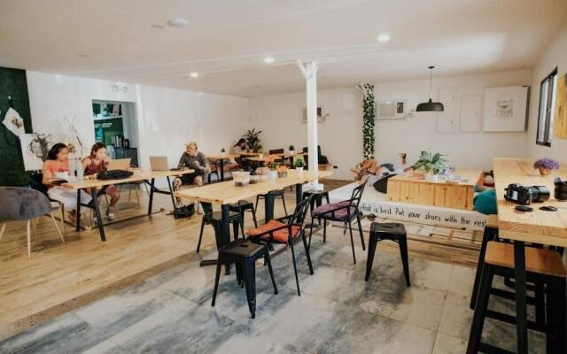 Murals Hostel & Cafe Mactan