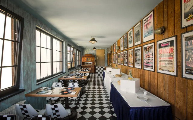 Retro Hotel Garage