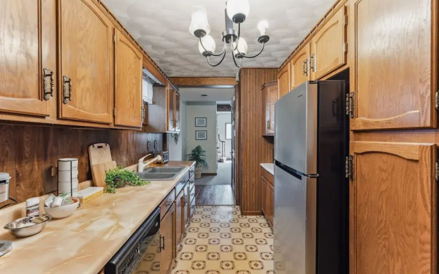 Niagara Falls Getaway: Perfect Place To Unwind 2 Bedroom Home by RedAwning