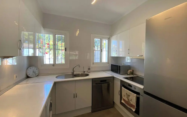 Villa With Pool, Walk to Beach, Restaurants, Shops