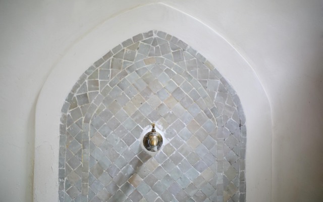 Riad White Flowers