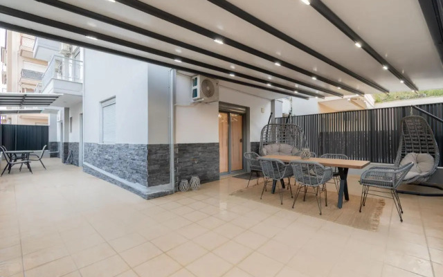 SithoniaRS Luxury Ground Floor Apartment With Private Garden