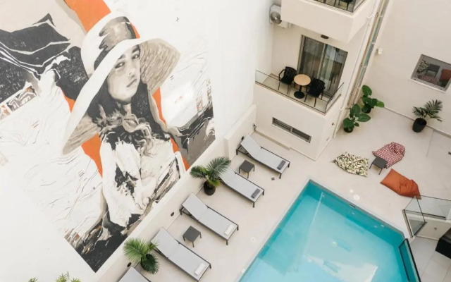 The City Hotel & Suites
