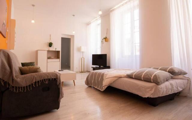 LA FONTAINE NEUVE-AVALLON-5 PERSONNES-1 CHAMBRE-3 LITS-parking-wifi
