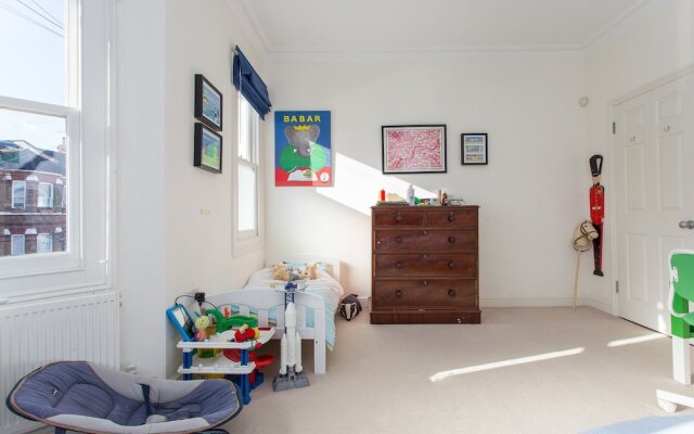 4 Bedroom Family House Near Shepherd's Bush