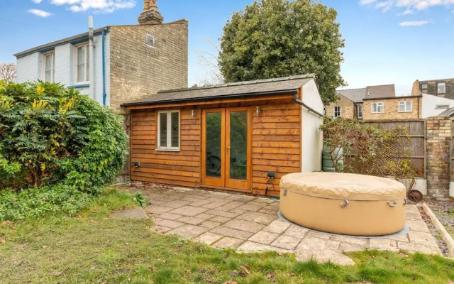 The River Cam Escape - 5BDR with Private Garden with Pond