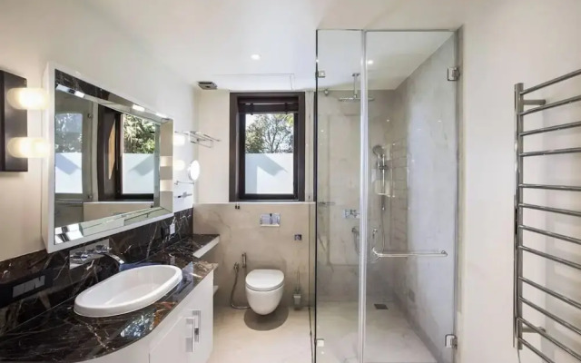 A Majestic and Luxurious Villa Overlooking the Ganges