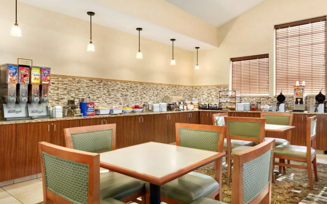Country Inn & Suites by Radisson, Woodbury, MN
