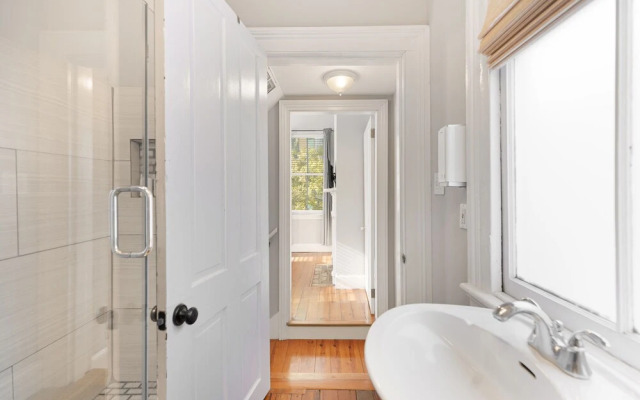 Beautiful Renovated Apartment Near King Street