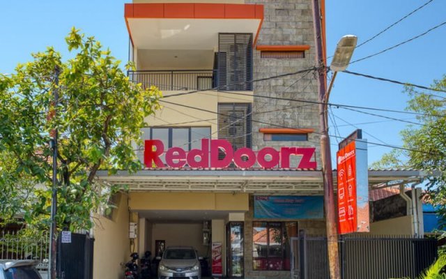 RedDoorz Syariah near Airlangga University Campus B